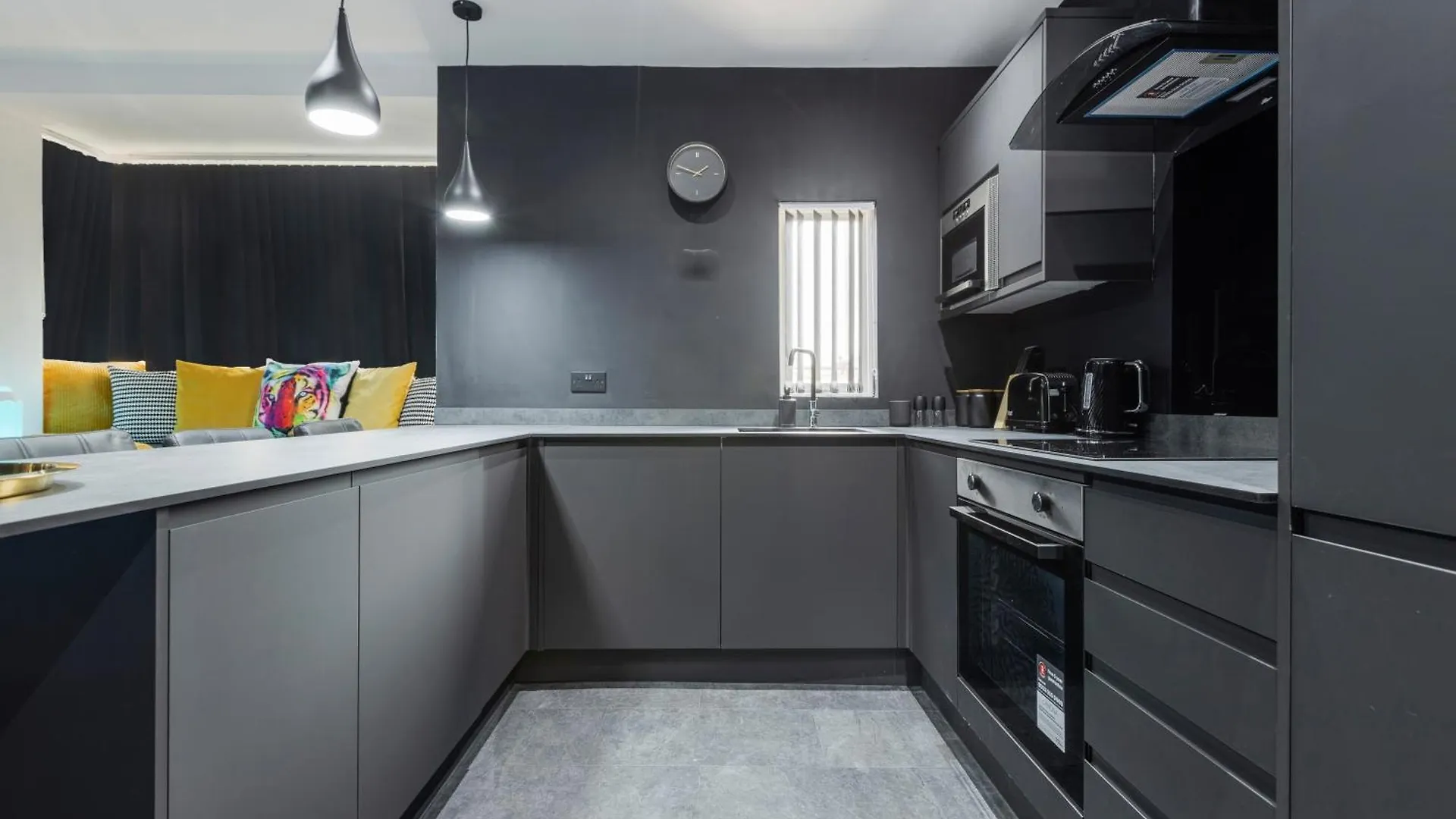 Two Bed Modern Apartment 5Min Walk To Town Centre With Free Parking ! Under New Management Blackpool
