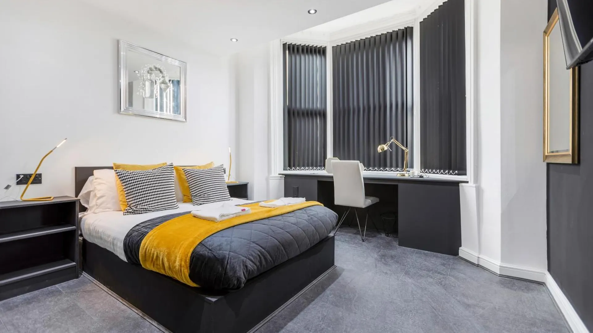 Two Bed Modern Apartment 5Min Walk To Town Centre With Free Parking ! Under New Management Blackpool